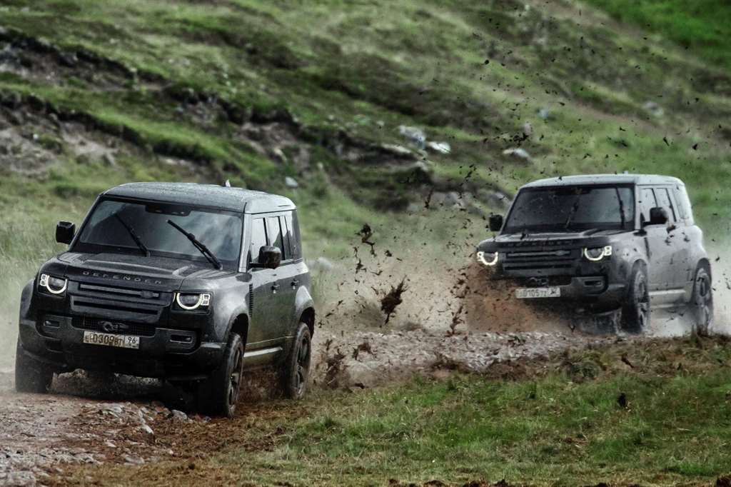 To νέο Land Rover Defender στα χέρια του James Bond