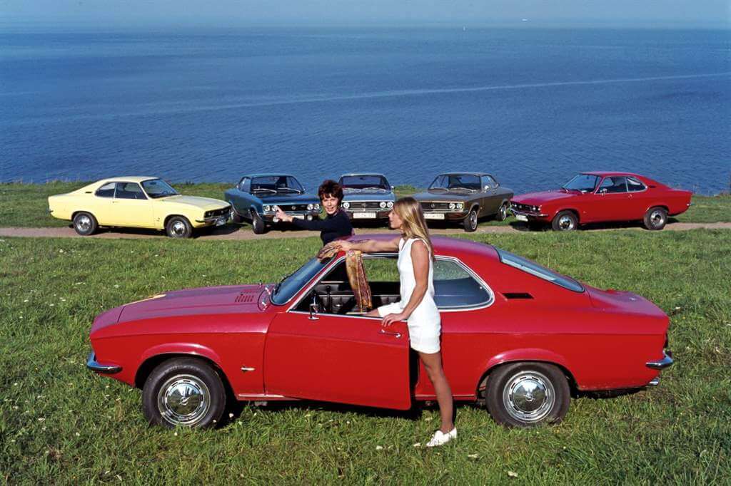 Opel Ascona ακίνητο με ανθρώπους