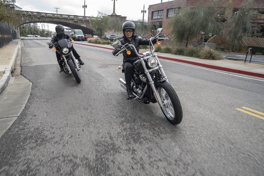 Νέο Harley-Davidson Softail Standard στο δρόμο με παρέα