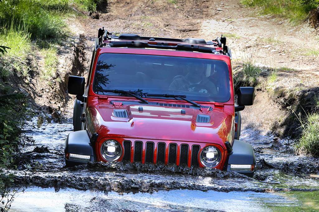 Jeep Wrangler σε ποτάμι 