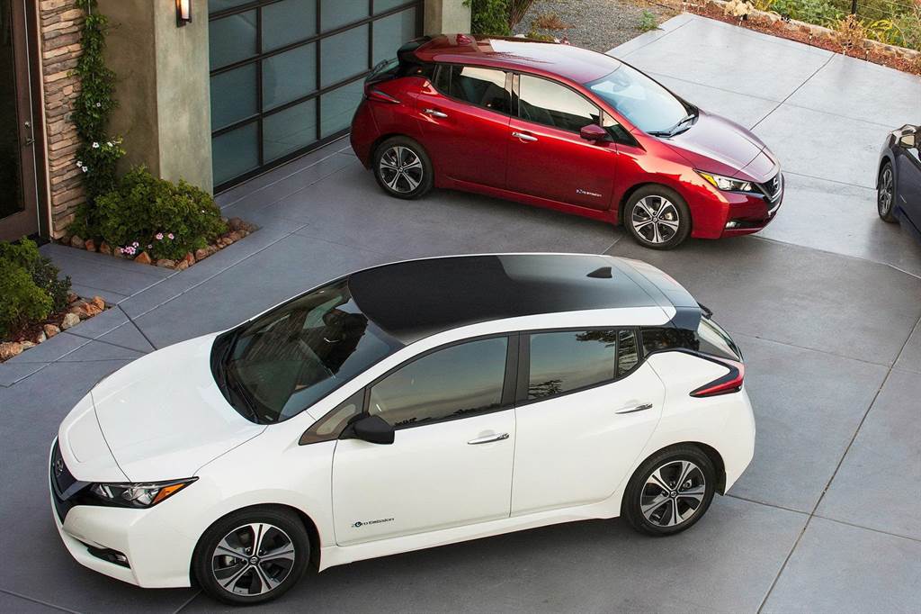 Δύο γενιές Nissan LEAF