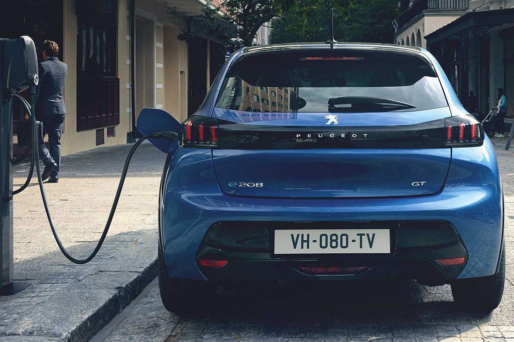 Το νέο PEUGEOT e-208 ηλέκτρισε τους εκλέκτορες