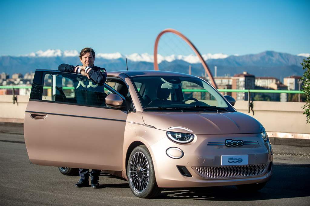To ηλεκτρικό Fiat 500 συνεχίζει να εντυπωσιάζει