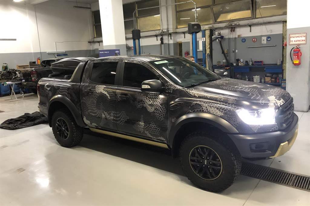 Με το δέρμα του ράπτορα!