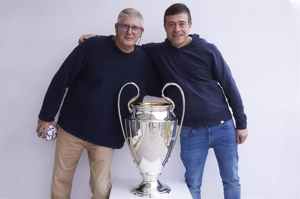 Αγκαλιά με  το τρόπαιο του UEFA Champions League