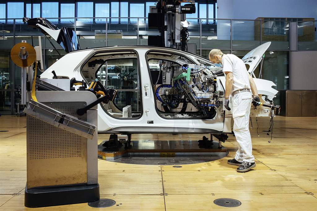 To διάφανο εργοστάσιο της VW  στη Δρέσδη