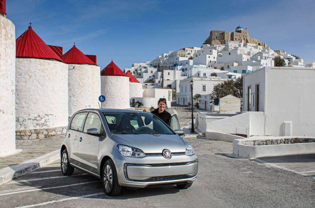 Το Volkswagen Group και η Kosmocar παραδίδουν τα πρώτα ηλεκτρικά οχήματα σε κατοίκους της Αστυπάλαιας