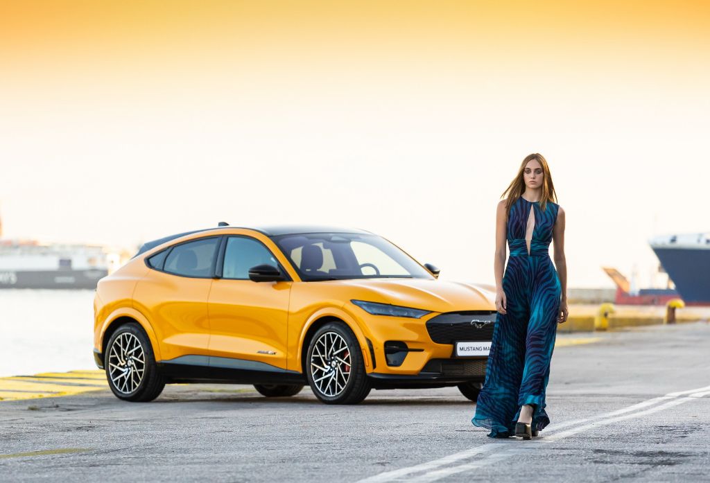 Η νέα Ford Mustang Mach-E GT «ηλεκτρίζει» το catwalk του Hautes Grecians 2022