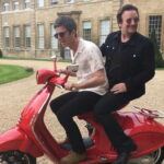 1.Tα αστέρια των Oasis και U2 πάνω στο αστέρι της Vespa!