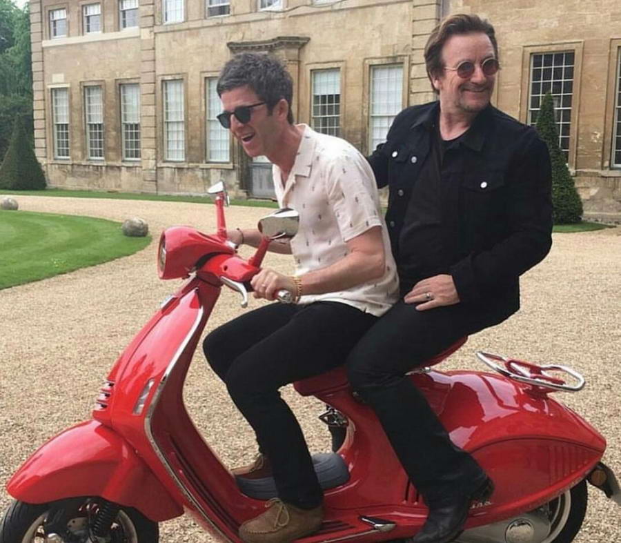 1.Tα αστέρια των Oasis και U2 πάνω στο αστέρι της Vespa!