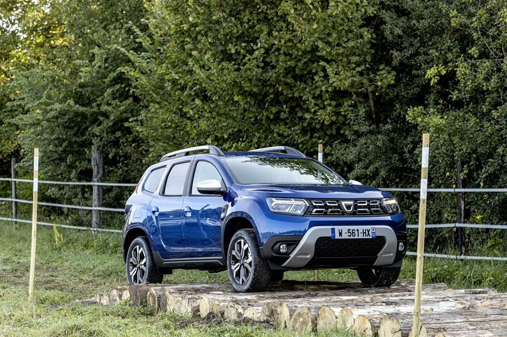 2021 - New Dacia Duster 4X4 - Iron Blue tests drive (1)_LOW