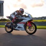 2022_YAM_YZF-R125SV_EU_BWCM_ACT_002_03_preview