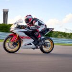 2022_YAM_YZF-R125SV_EU_BWCM_ACT_005_03_preview