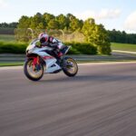 2022_YAM_YZF-R125SV_EU_BWCM_ACT_007_03_preview