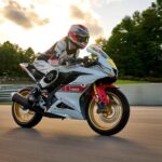 2022_YAM_YZF-R125SV_EU_BWCM_ACT_009_03_preview