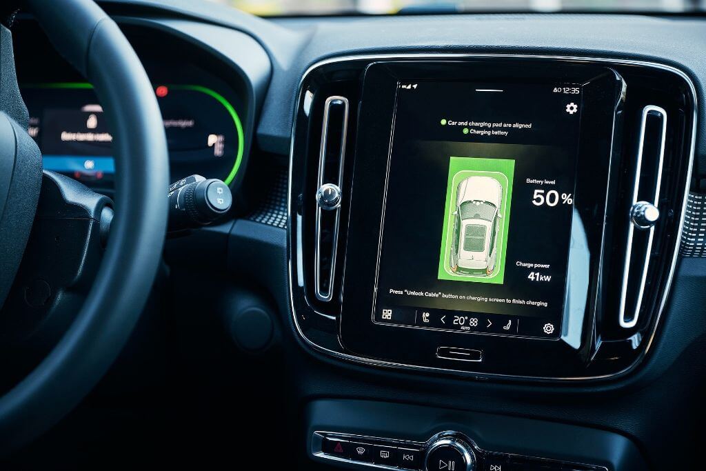 295954_Volvo_Cars_tests_new_wireless_charging_technology