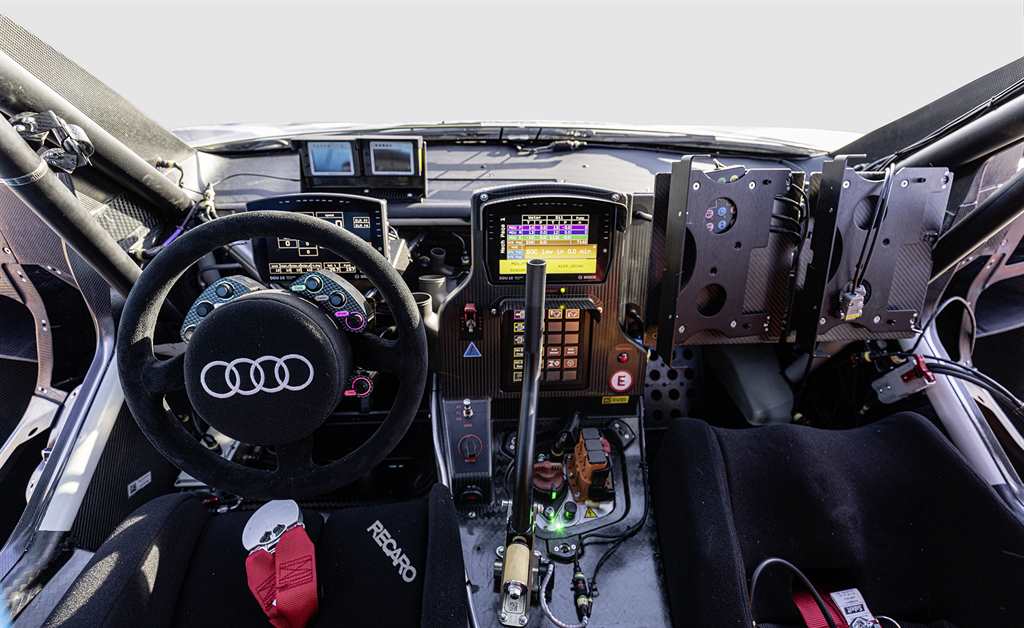 AUDI RS Q E-TRON - RALLY DAKAR - COCKPIT___1