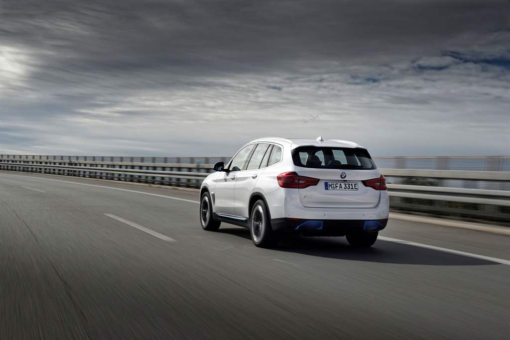 BMW iX3_10