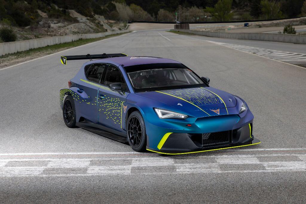 CUPRA-EKS-unveils-its-driver-line-up_08_HQ (1)