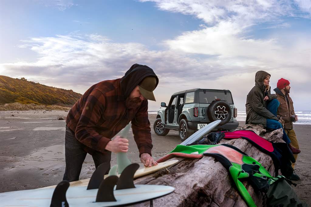 FordBronco_CGrey_Static_5