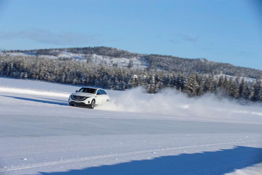 Mercedes EQC on ice_ 09