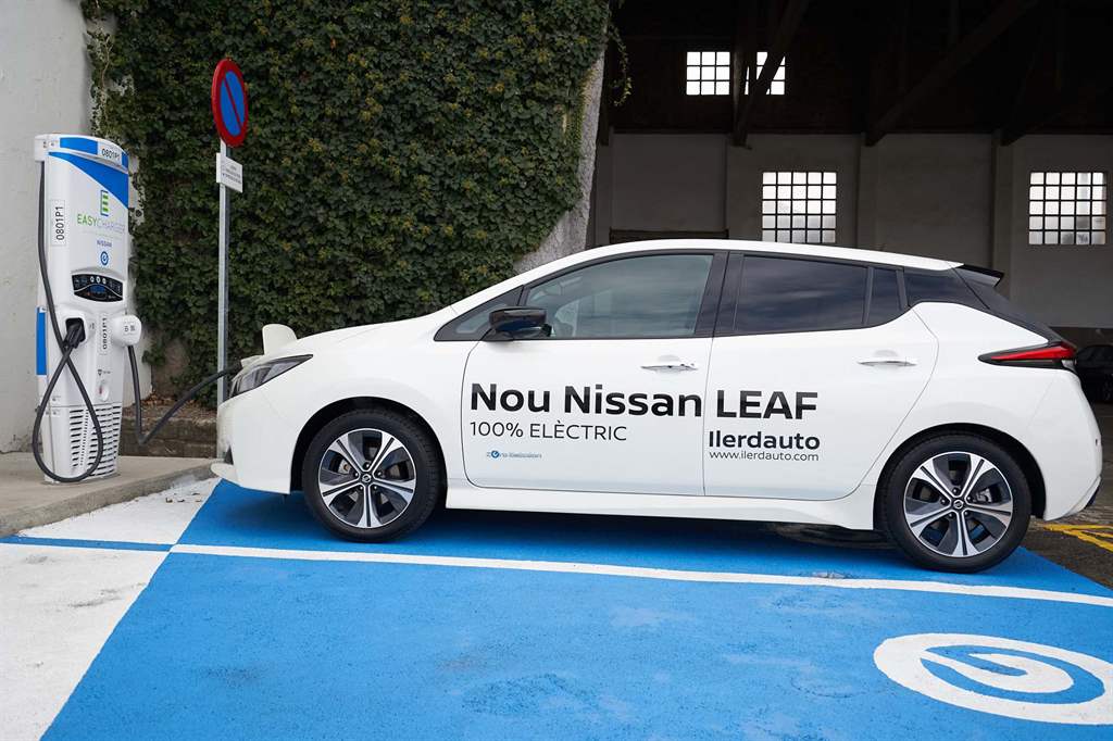 Nissan_Easycharger_ 03