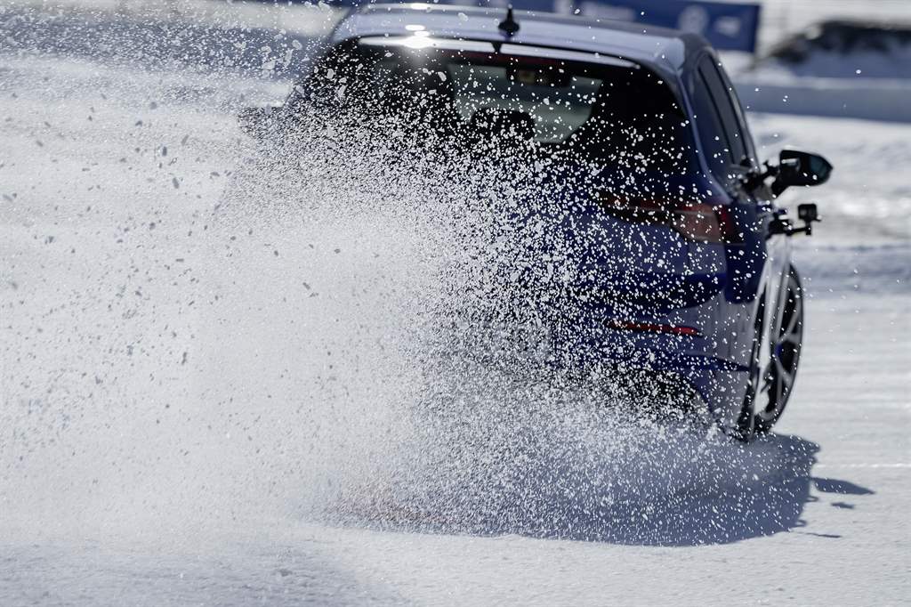 Volkswagen Golf R_04