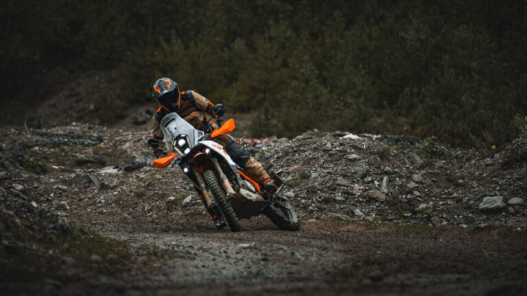 ΣΑΣ ΠΑΡΟΥΣΙΑΖΟΥΜΕ ΤΗΝ ΝΕΑ ΓΚΑΜΑ KTM 390 ADVENTURE ΤΟΥ 2025